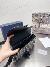 Load image into Gallery viewer, MBG033 Saddle Messenger Bag / 12 x 9 x 3 inches
