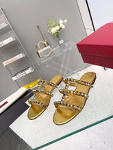 Load image into Gallery viewer, SE910 VLTN Rockstud Flat Sandals / Size5-11
