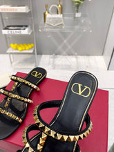 Load image into Gallery viewer, SE910 VLTN Rockstud Flat Sandals / Size5-11
