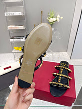Load image into Gallery viewer, SE910 VLTN Rockstud Flat Sandals / Size5-11
