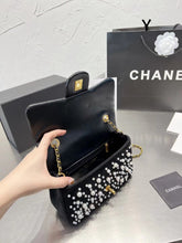 Load image into Gallery viewer, CC624 Small Classic Handbag / 5.7 × 7.9 × 2.3 in
