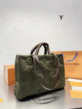 Load image into Gallery viewer, LB725 Onthego MM Size / 13.8 x 10.6 x 5.5 inches
