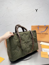 Load image into Gallery viewer, LB725 Onthego MM Size / 13.8 x 10.6 x 5.5 inches
