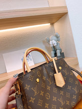 Load image into Gallery viewer, LB730 Montaigne BB / 11.4 x 7.9 x 5.1 inches
