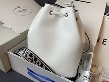 Load image into Gallery viewer, PD176 Leather bucket bag / 7.9x9.8x5.5inch
