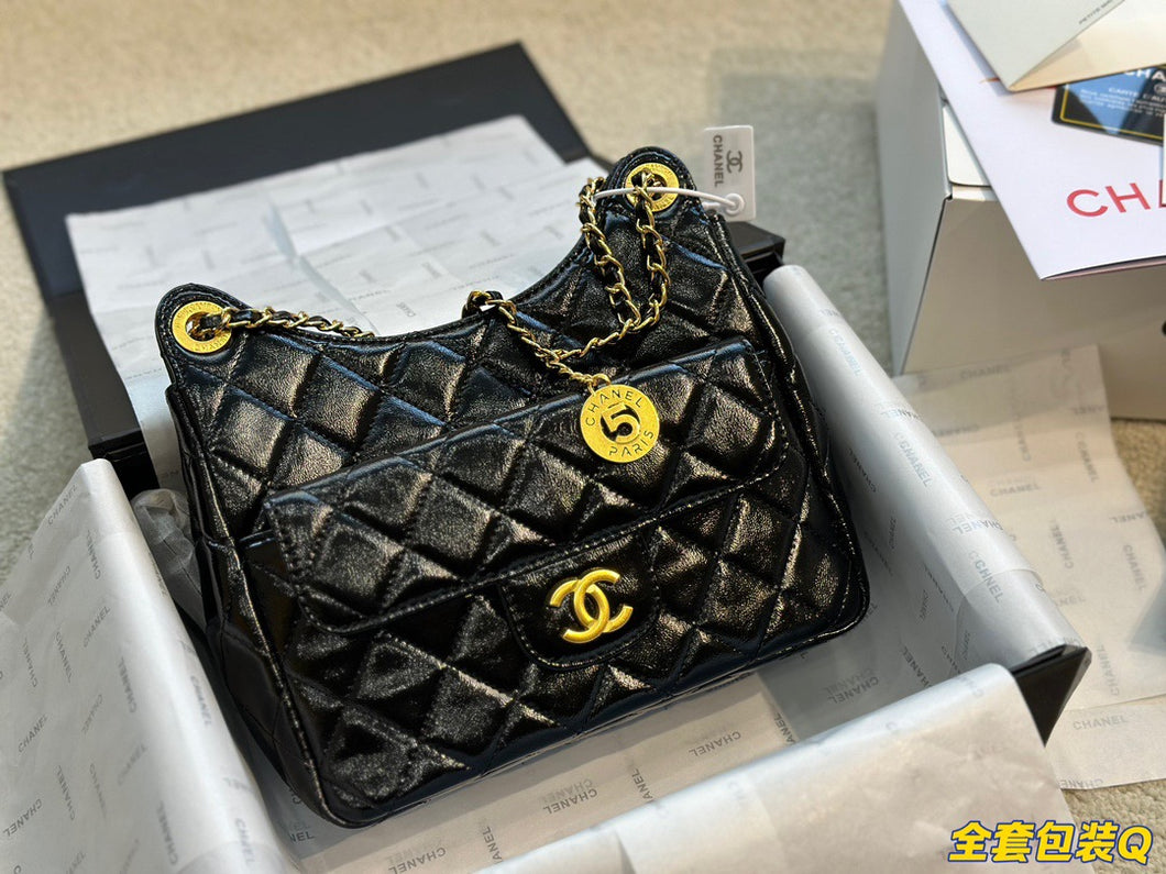 CC632 Small Hobo Bag / 6.6 × 7.4 × 2.3 in