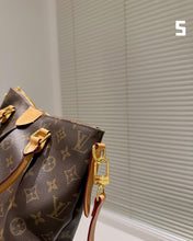 Load image into Gallery viewer, LB732 Boétie PM /  9.8 x 9.1 x 5.5 inches
