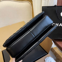 Load image into Gallery viewer, CC630 Flap Bag with Top Handle / 6.6 × 9.8 × 4.7 in
